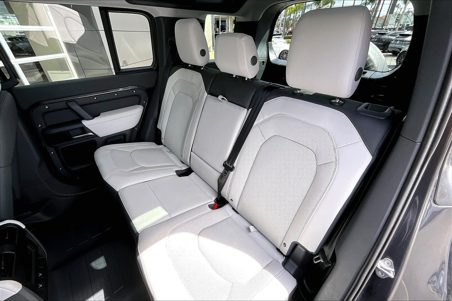 Used 2025 Land Rover Defender 110 S image 26