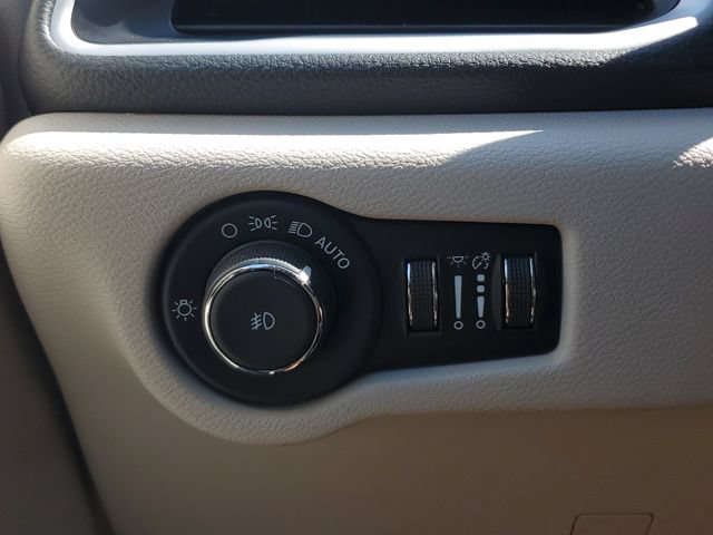 Used 2023 Chrysler Pacifica Touring-L FWD image 33