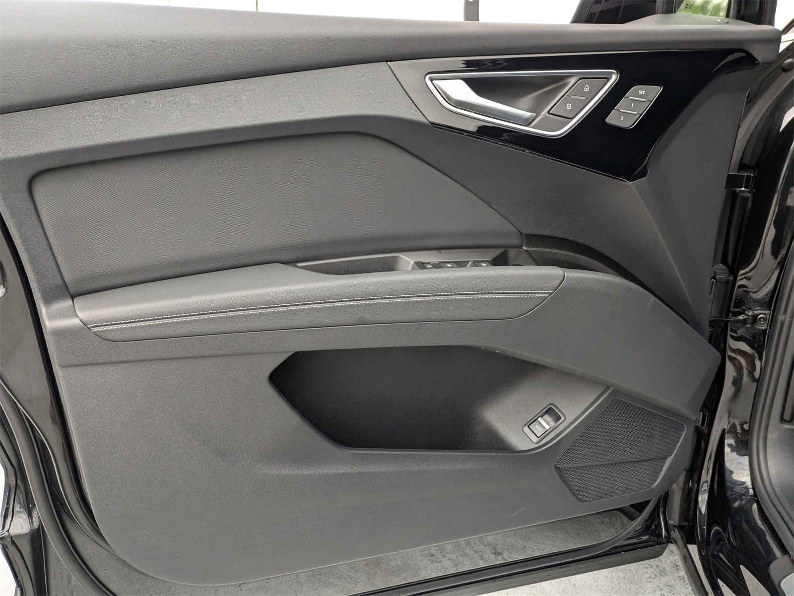 Used 2025 Audi Q4 e-tron Premium Plus w/ Premium Plus image 16