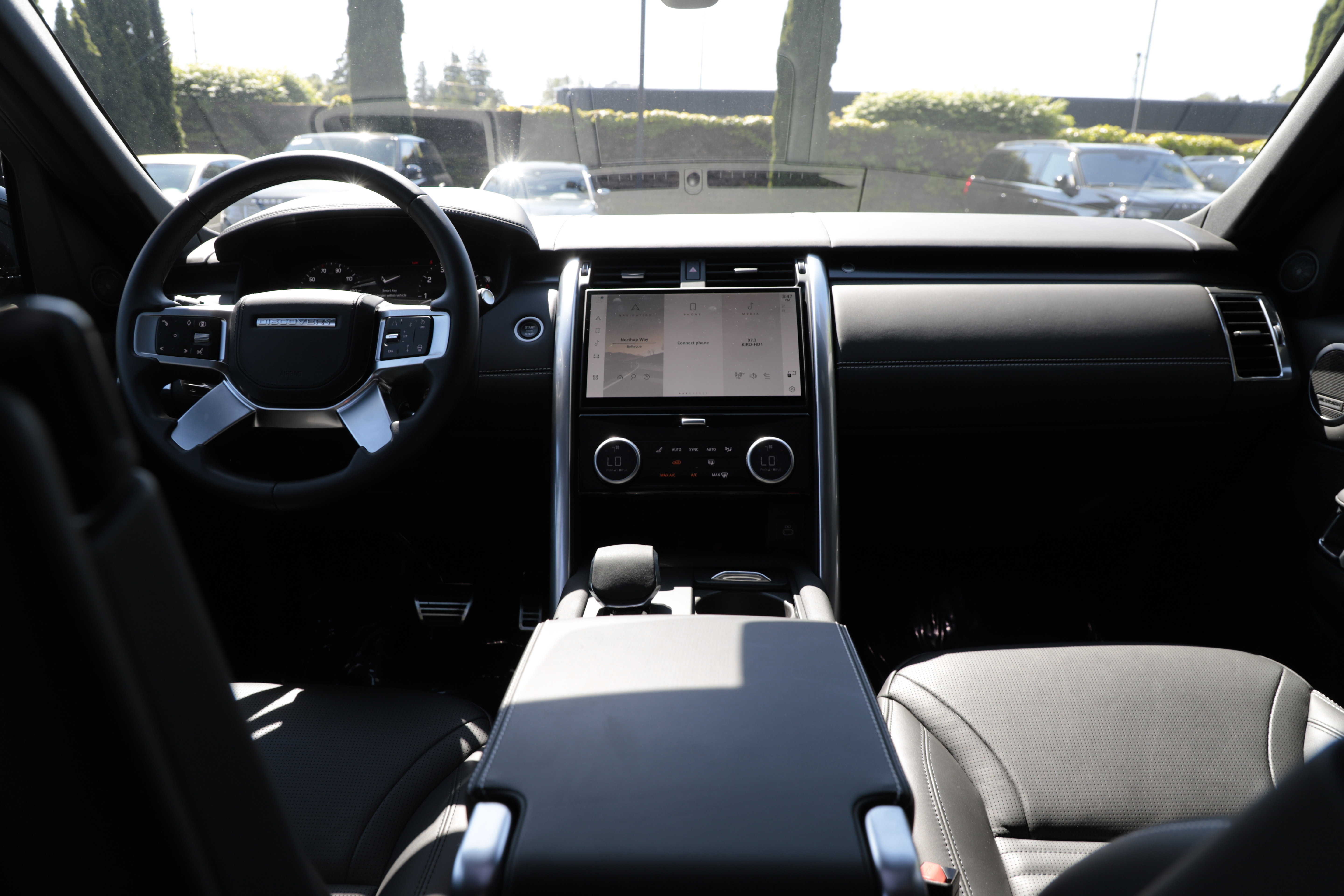 Certified 2025 Land Rover Discovery Metropolitan Edition AWD/4WD image 14
