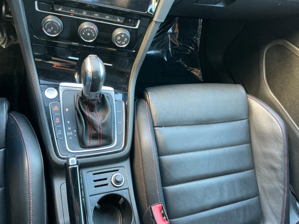 Used 2018 Volkswagen GTI SE w/ SE Leather Package image 15