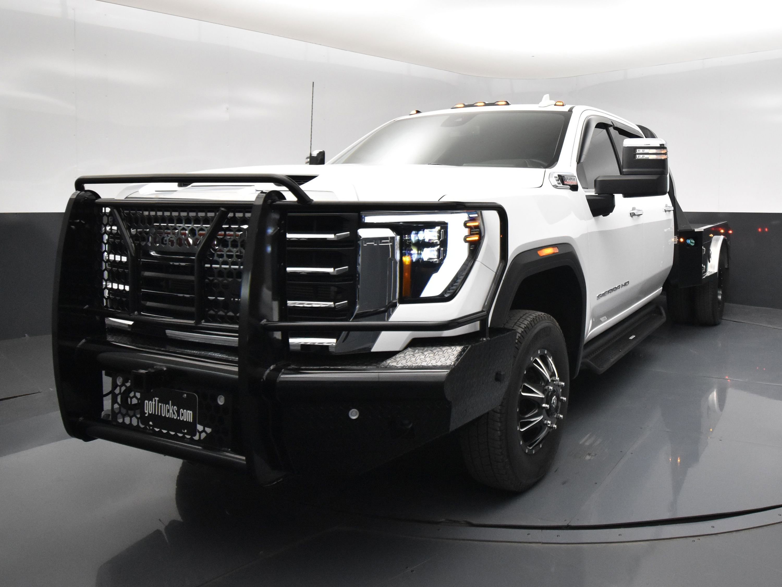 Used 2024 GMC Sierra 3500 SLT w/ SLT Convenience Package image 2