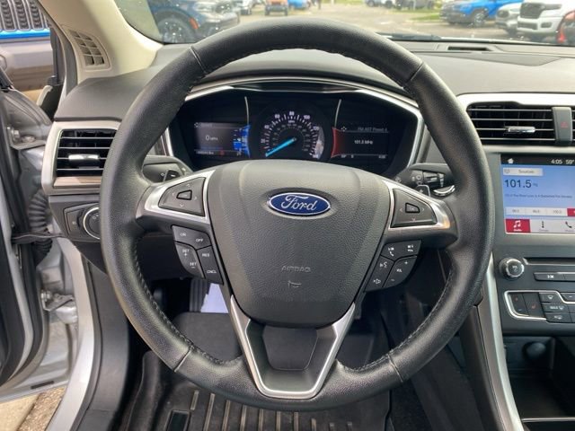 Used 2017 Ford Fusion SE w/ Fusion SE Technology Package image 12