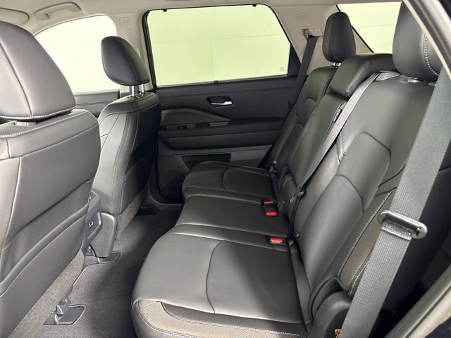 Used 2025 Nissan Pathfinder SL w/ Black Appearance Package image 18