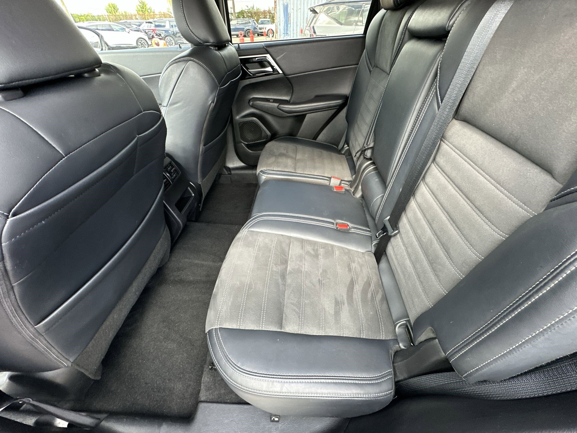 Used 2024 Mitsubishi Outlander SE Black Edition image 27