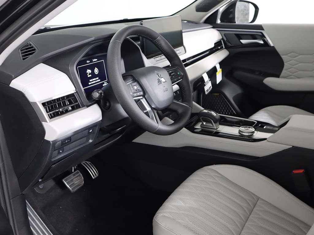 New 2025 Mitsubishi Outlander AWD image 30