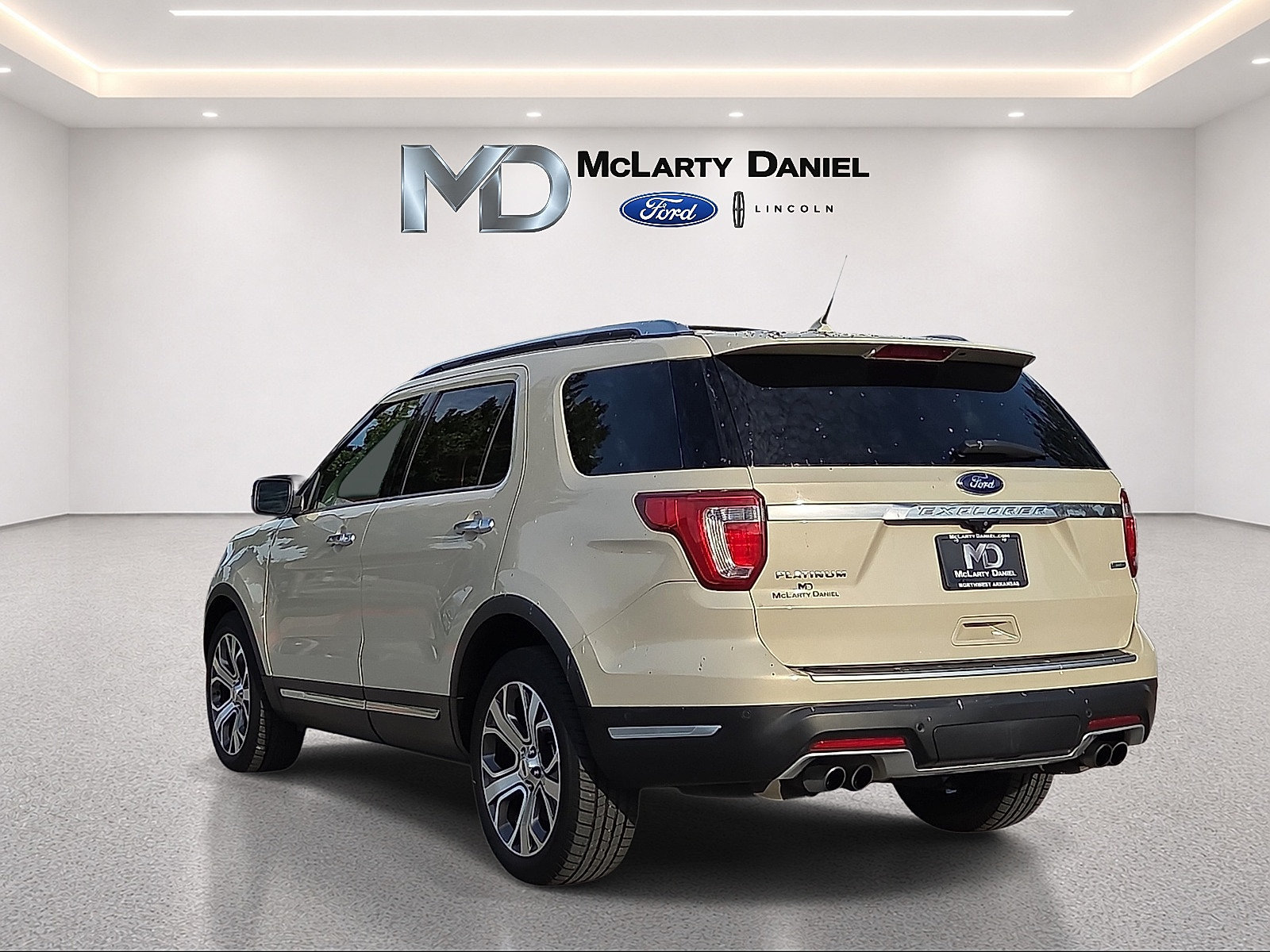 Used 2018 Ford Explorer Platinum AWD/4WD image 4