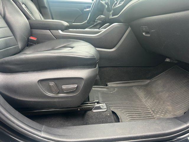 Used 2023 Toyota Highlander XLE AWD/4WD image 18