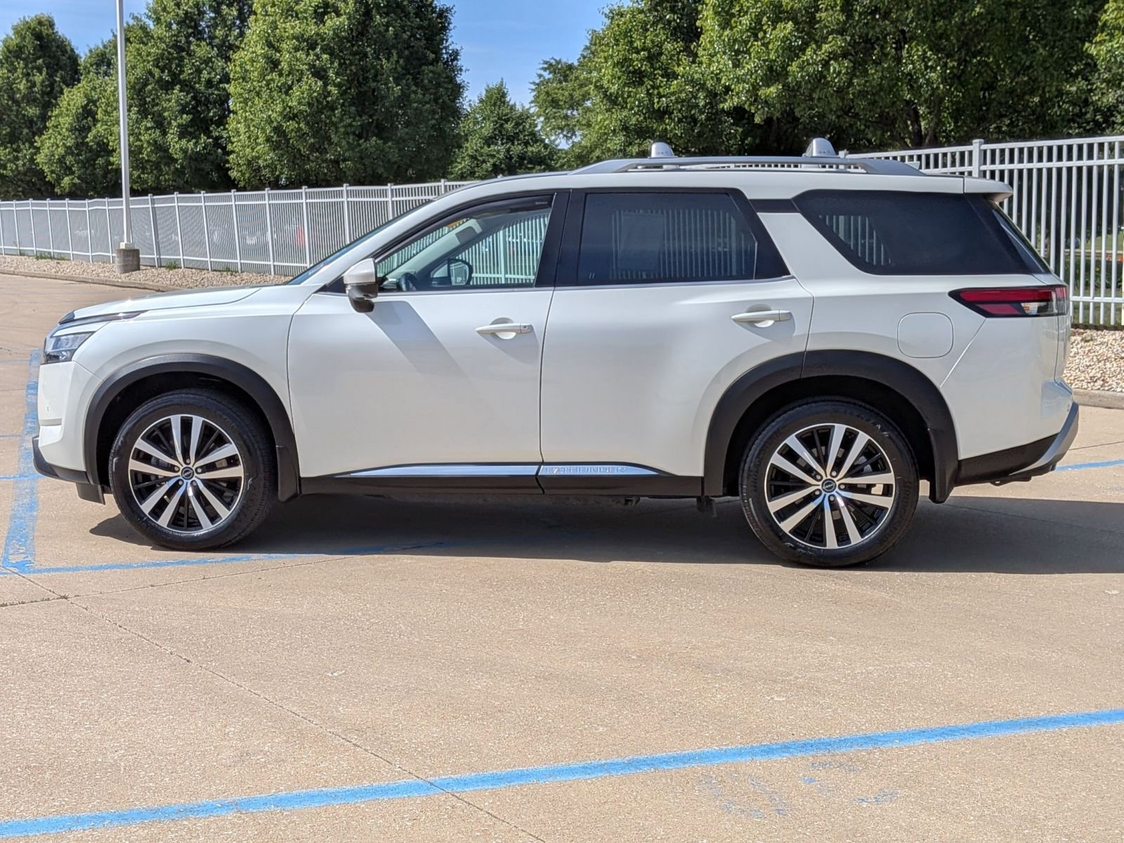 Used 2024 Nissan Pathfinder Platinum w/ Cargo Package AWD/4WD image 9