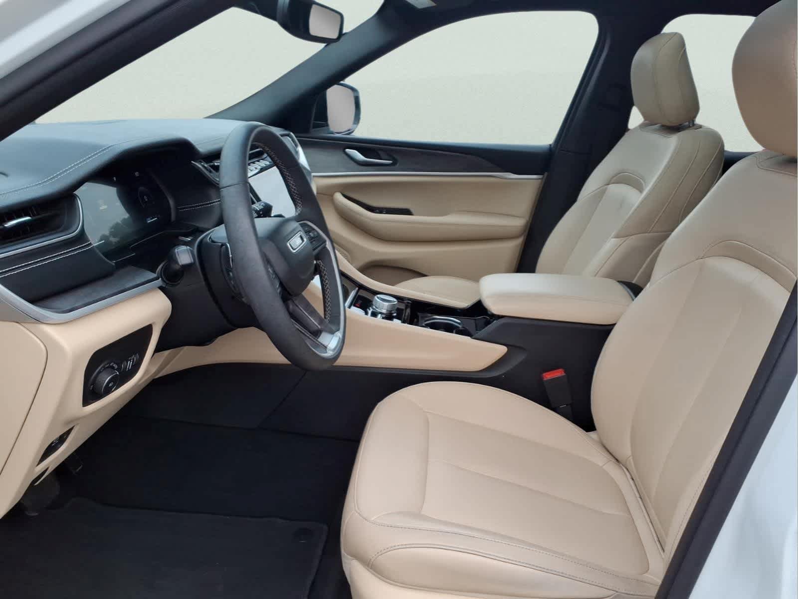 Used 2023 Jeep Grand Cherokee L Limited AWD/4WD image 18