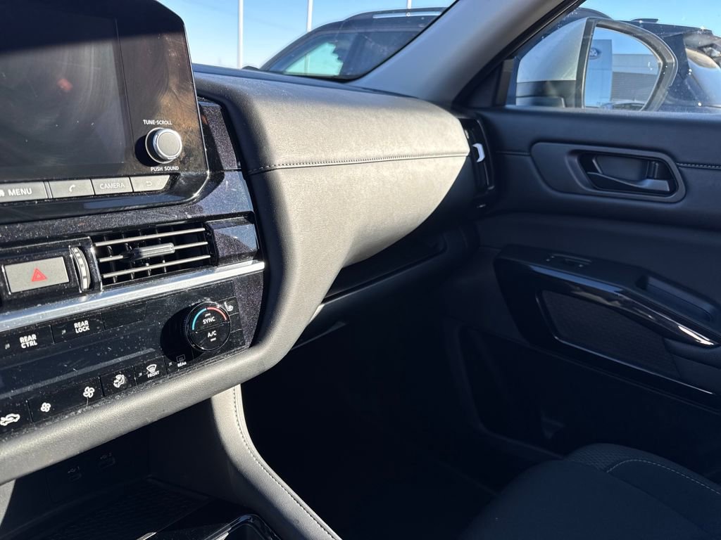 Used 2025 Nissan Pathfinder SV image 14