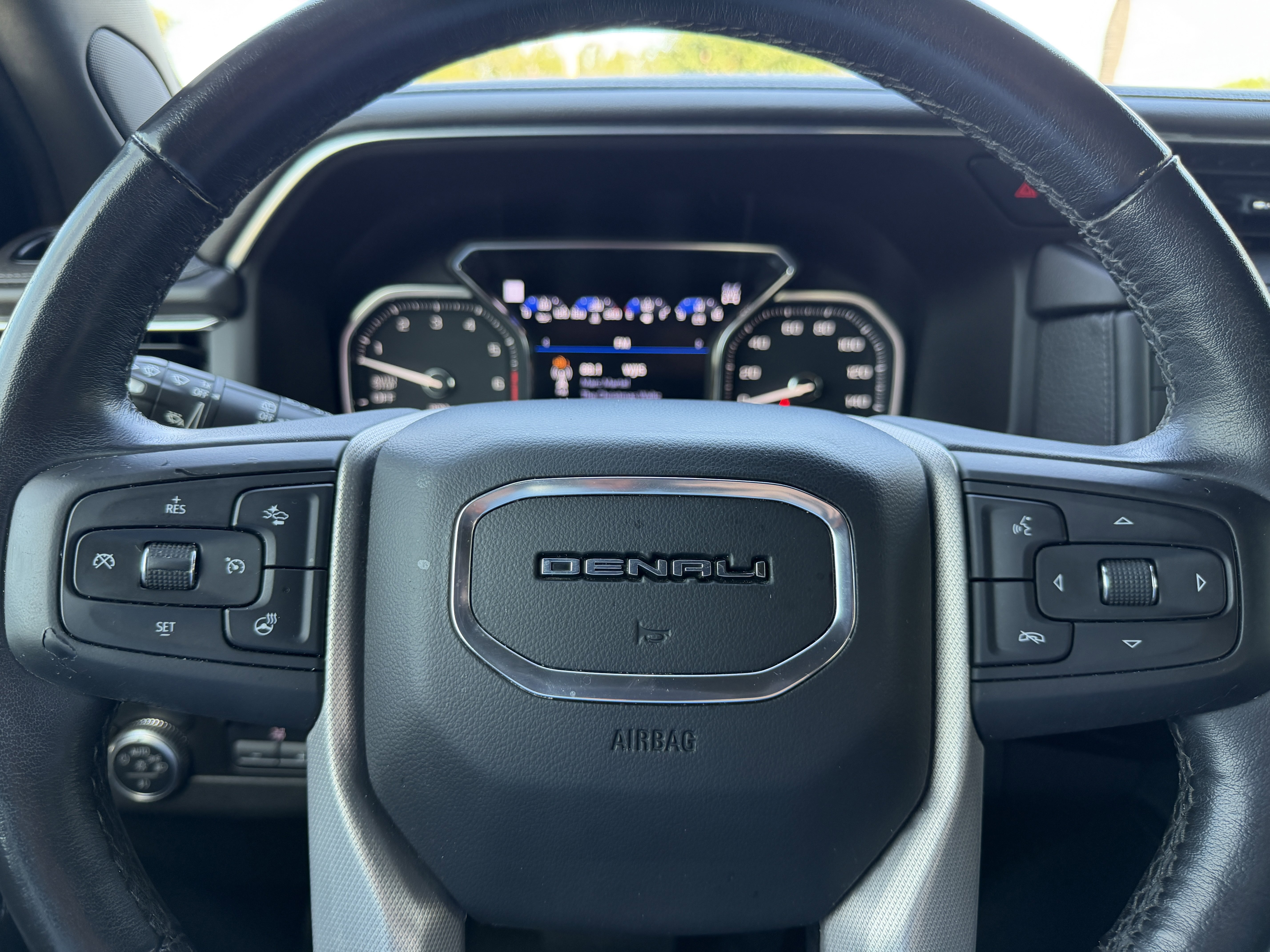 Used 2021 GMC Yukon Denali w/ Denali Premium Package image 34