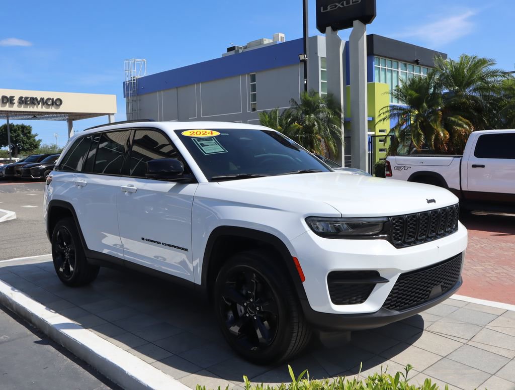 Used 2024 Jeep Grand Cherokee Altitude RWD image 3