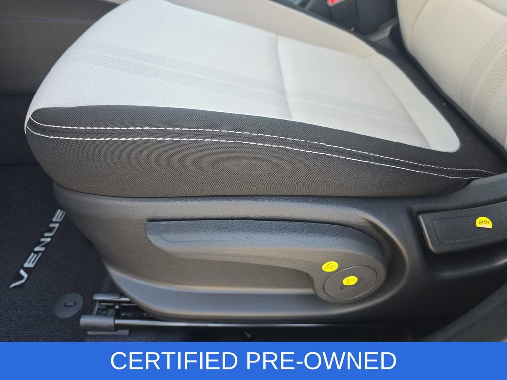 Used 2025 Hyundai Venue SEL FWD image 28