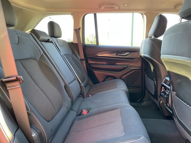 Used 2023 Jeep Grand Cherokee Laredo image 13