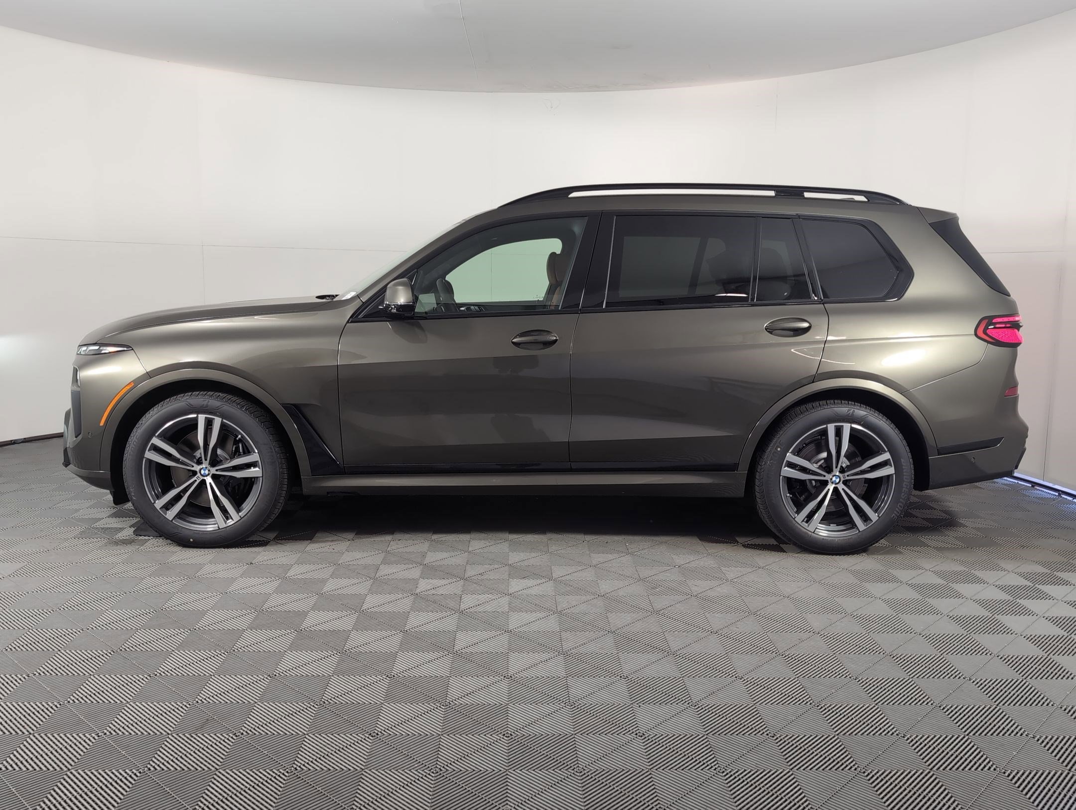 New 2026 BMW X7 xDrive40i w/ Executive Package video 2