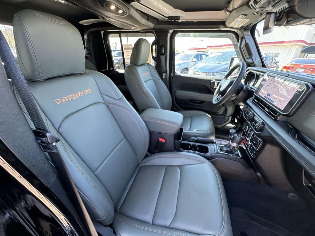 Used 2025 Jeep Gladiator Mojave AWD/4WD image 25