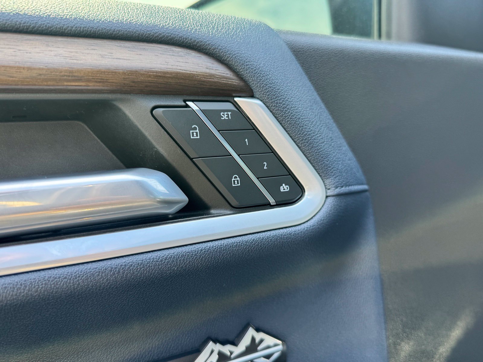 Used 2022 Chevrolet Silverado 1500 High Country w/ High Country Premium Package AWD/4WD image 17