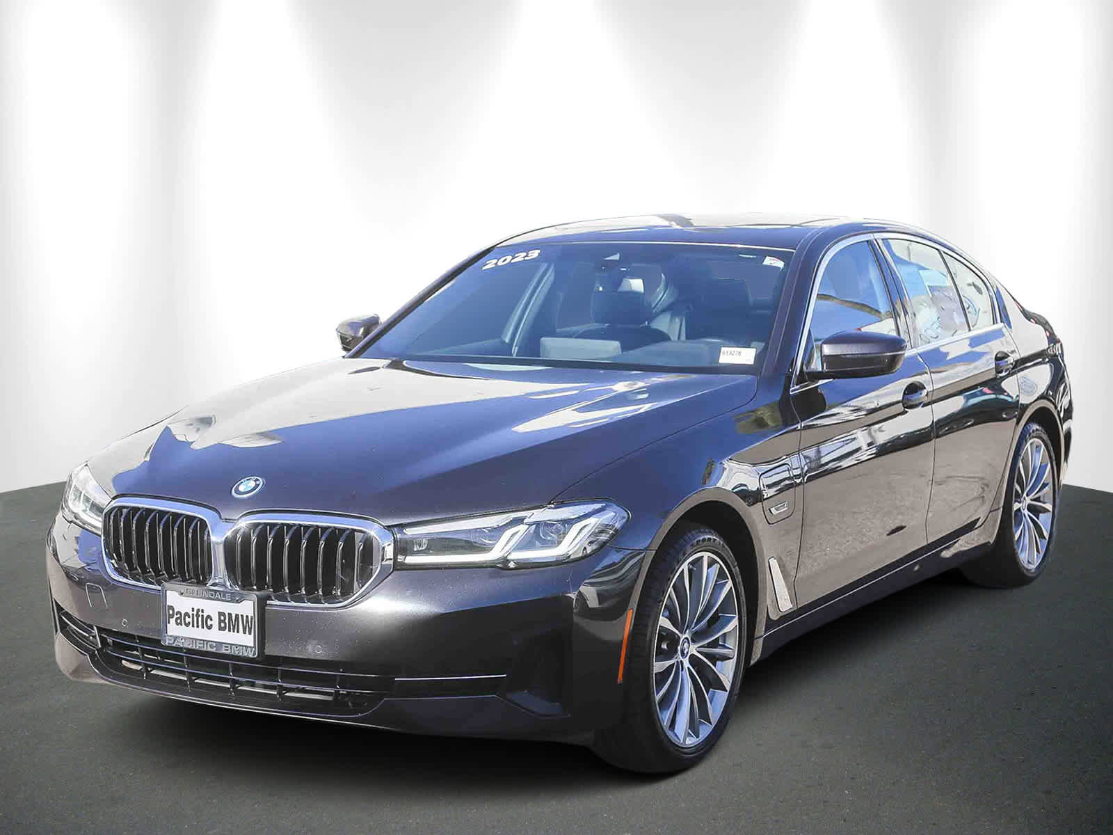 Certified 2023 BMW 530e w/ Convenience Package image 3