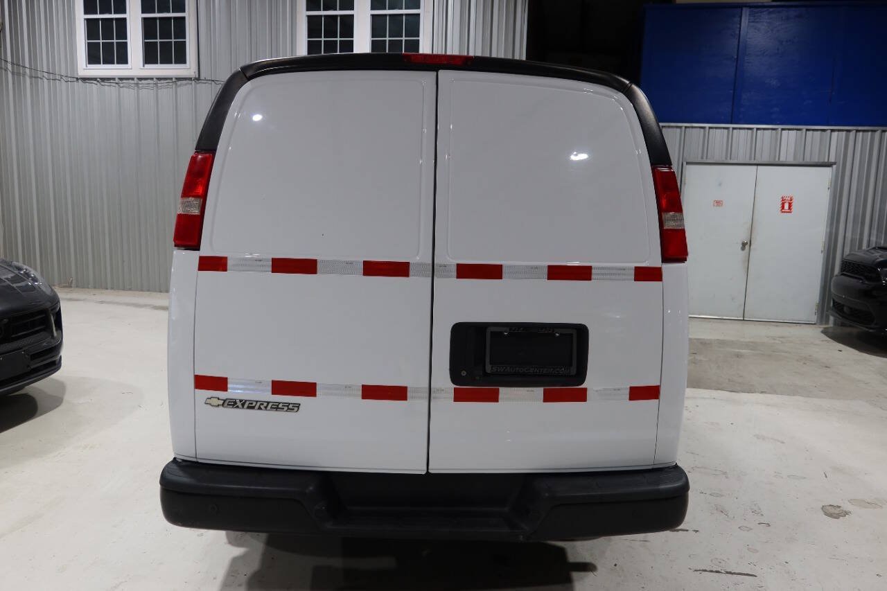Used 2021 Chevrolet Express 2500 RWD image 4