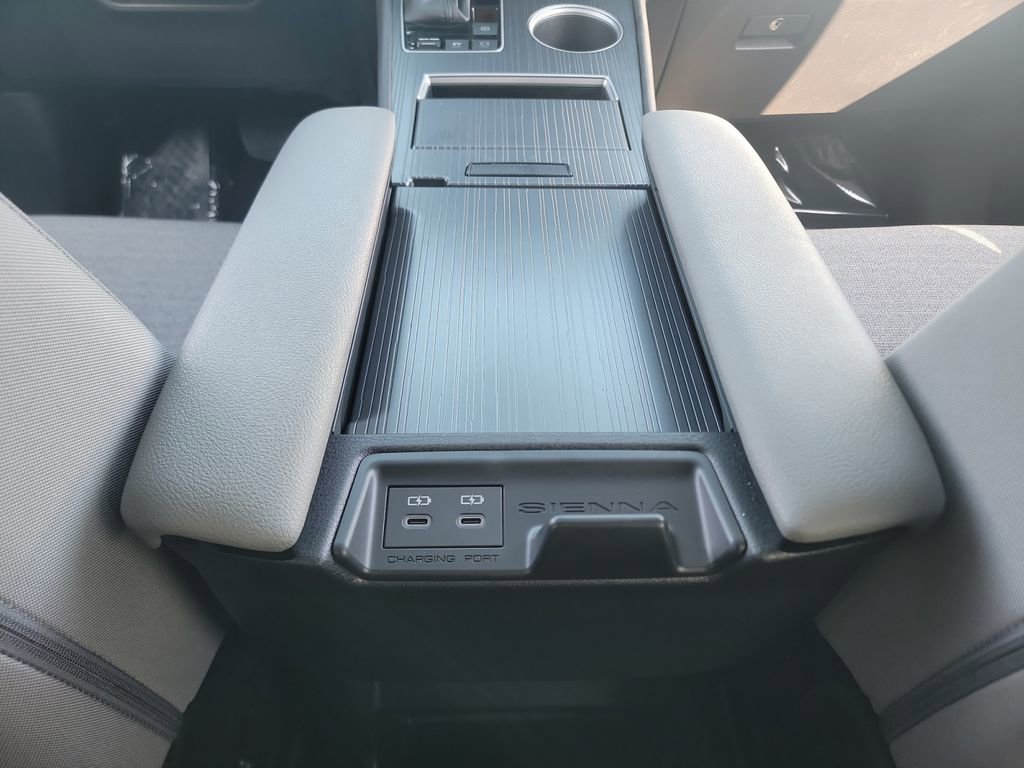 Used 2025 Toyota Sienna LE w/ LE Plus Package FWD image 19