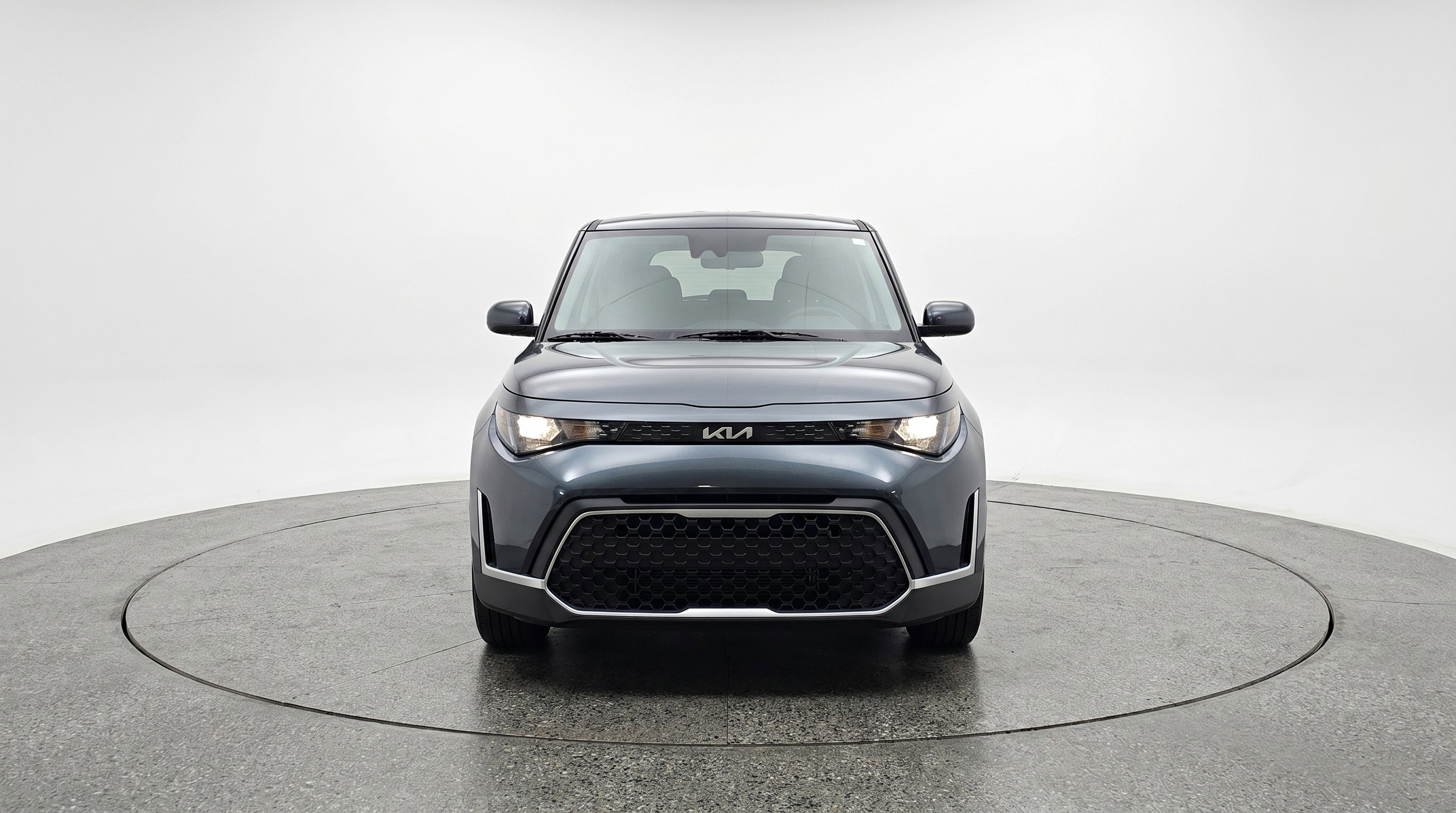 Used 2025 Kia Soul LX w/ LX Technology Package FWD image 2