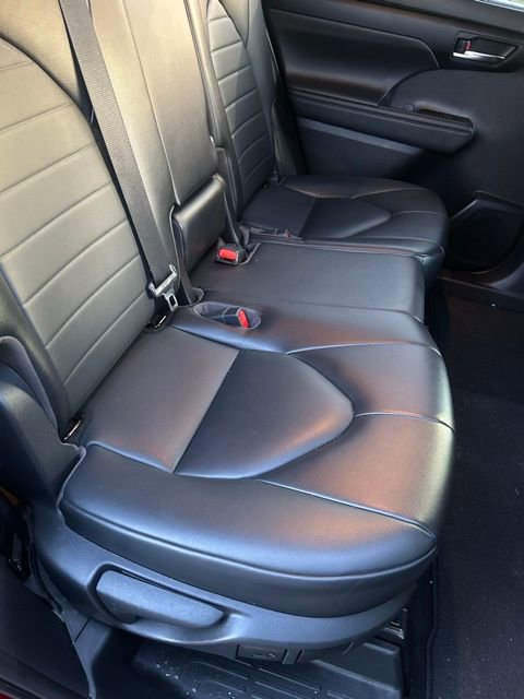 Used 2022 Toyota Highlander XLE image 9