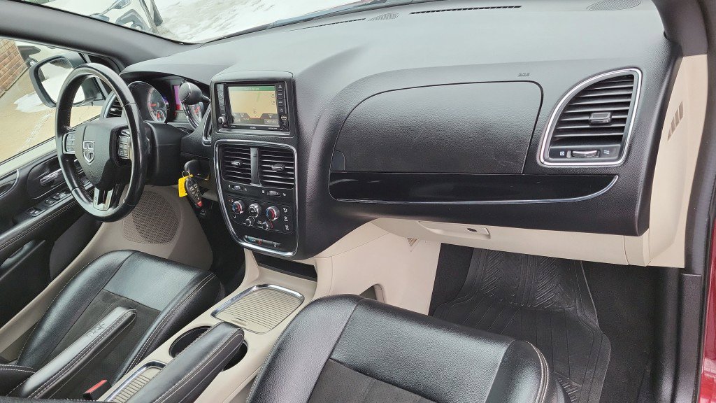 Used 2019 Dodge Grand Caravan SXT w/ Rear Park Assist Package image 19