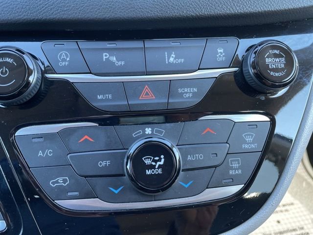 Used 2023 Chrysler Pacifica Touring-L image 22