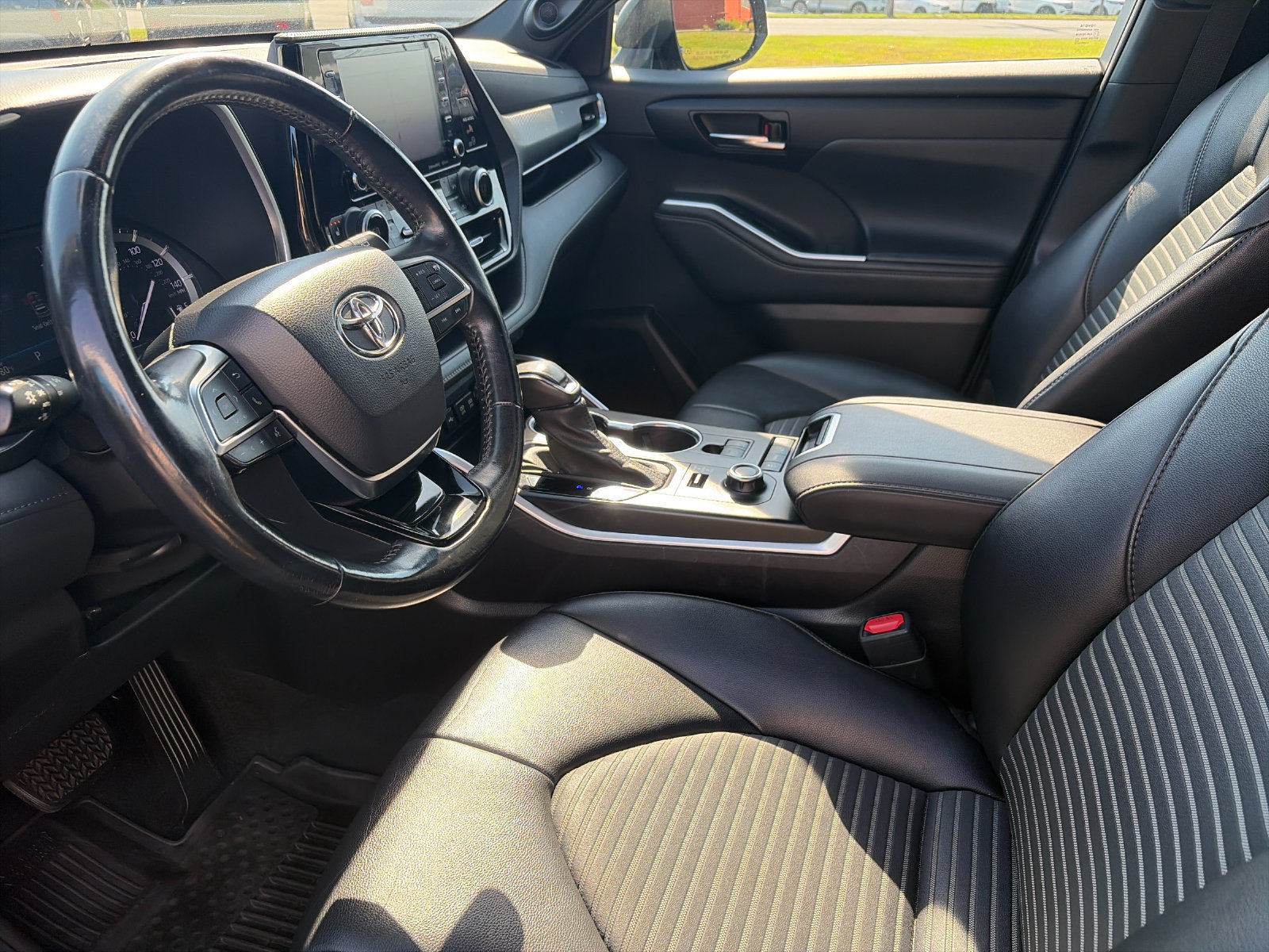 Used 2021 Toyota Highlander XSE AWD/4WD image 11