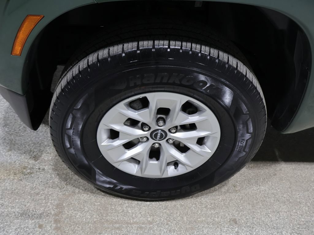 Used 2024 Nissan Frontier SV image 9