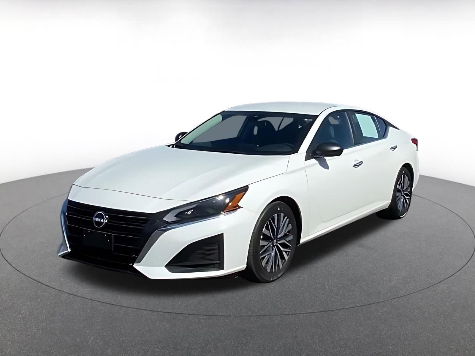 Used 2025 Nissan Altima 2.5 SV FWD image 3