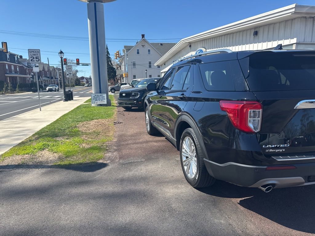 Used 2021 Ford Explorer Limited w/ Equipment Group 301A AWD/4WD image 5