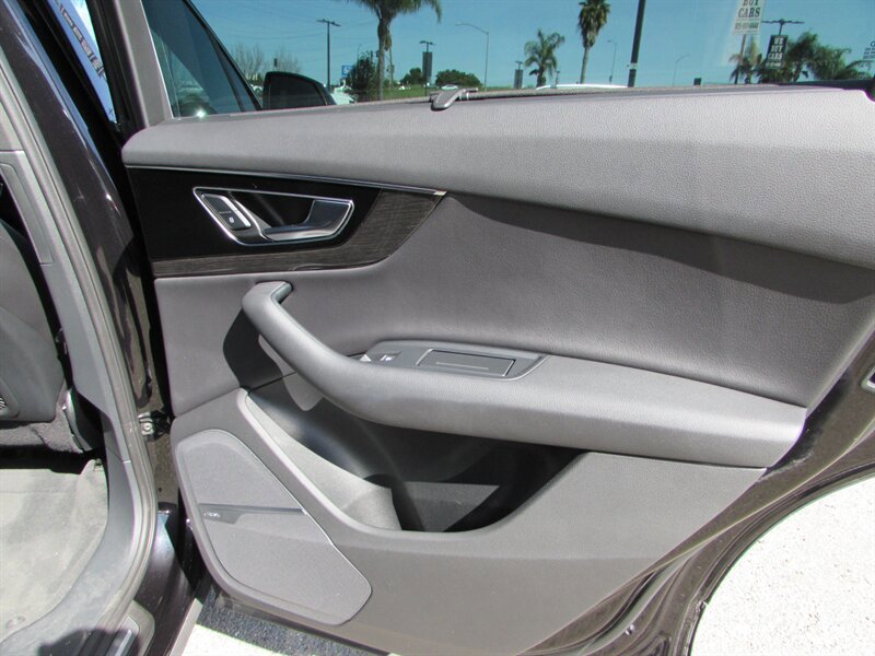 Used 2017 Audi Q7 3.0T Premium Plus w/ Premium Plus Package AWD/4WD image 32