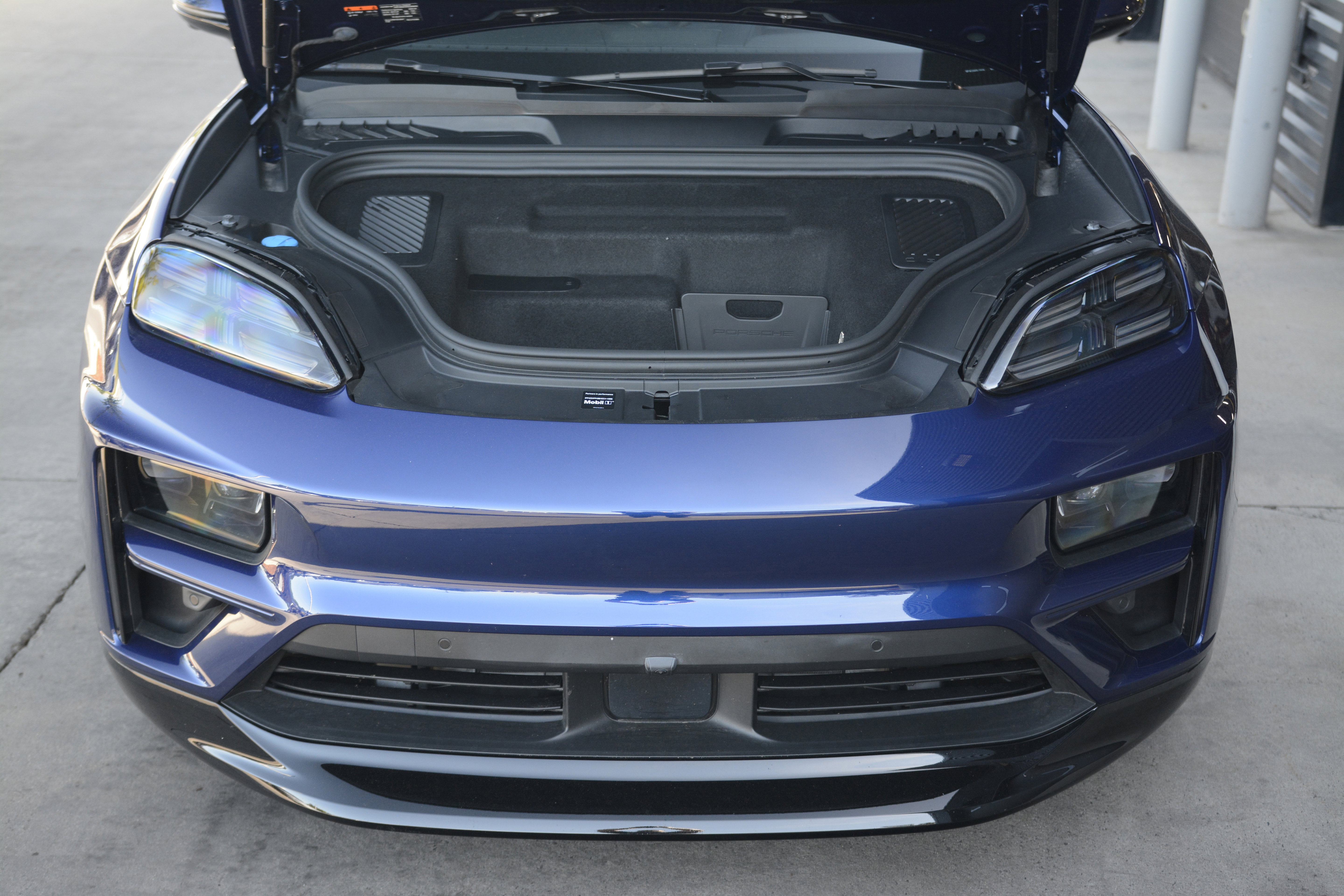 Certified 2025 Porsche Macan Turbo Electric AWD/4WD image 34