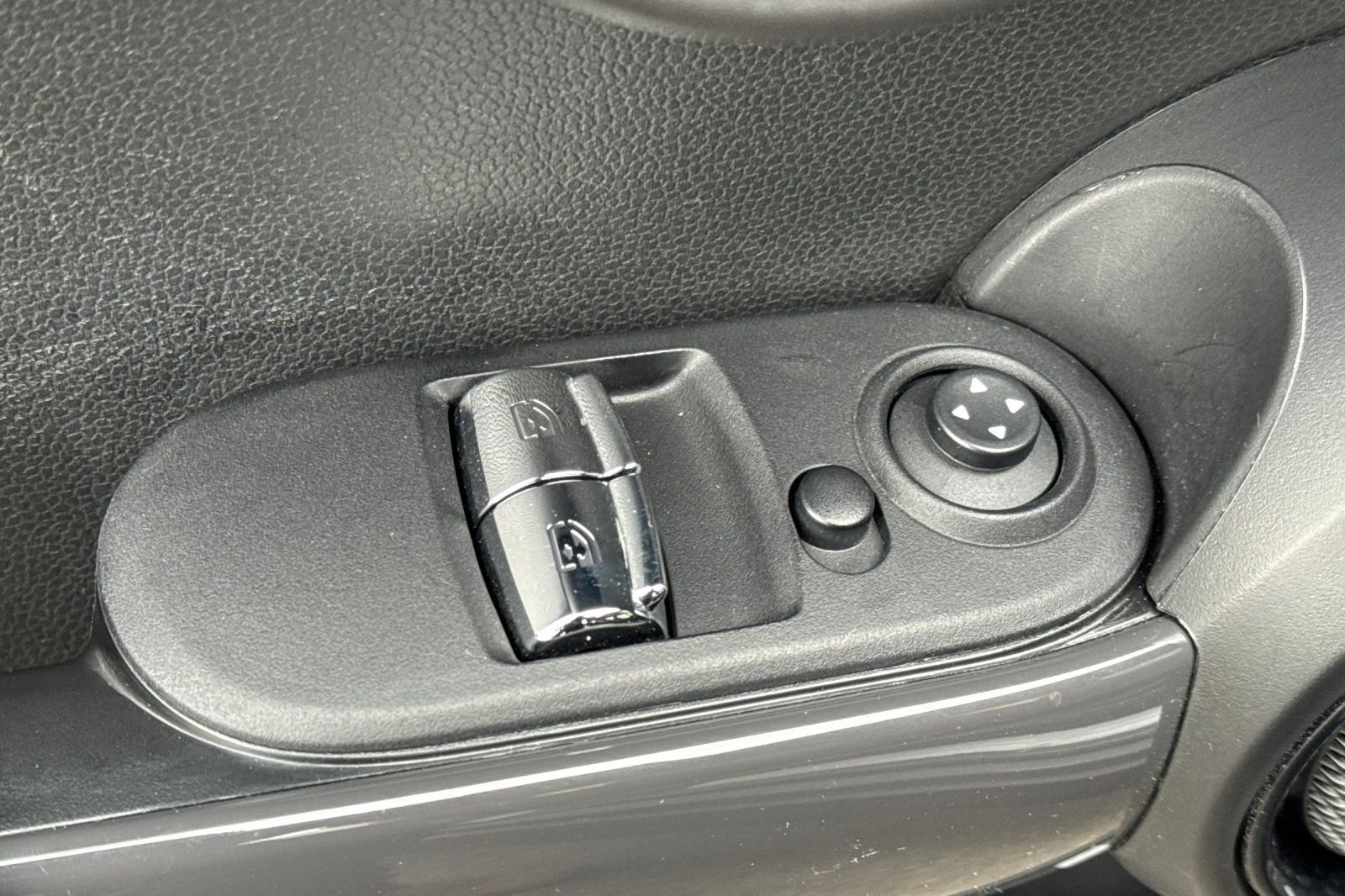 Used 2019 MINI Cooper 2-Door Hardtop image 11