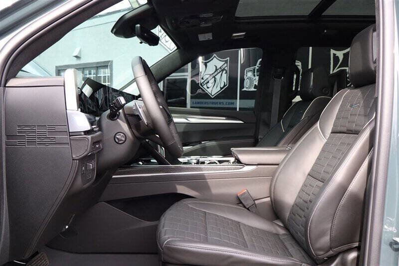 Used 2026 Cadillac Escalade V w/ LPO, ONYX Package image 14