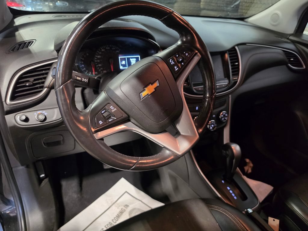 Used 2022 Chevrolet Trax LT w/ Midnight Edition FWD image 4