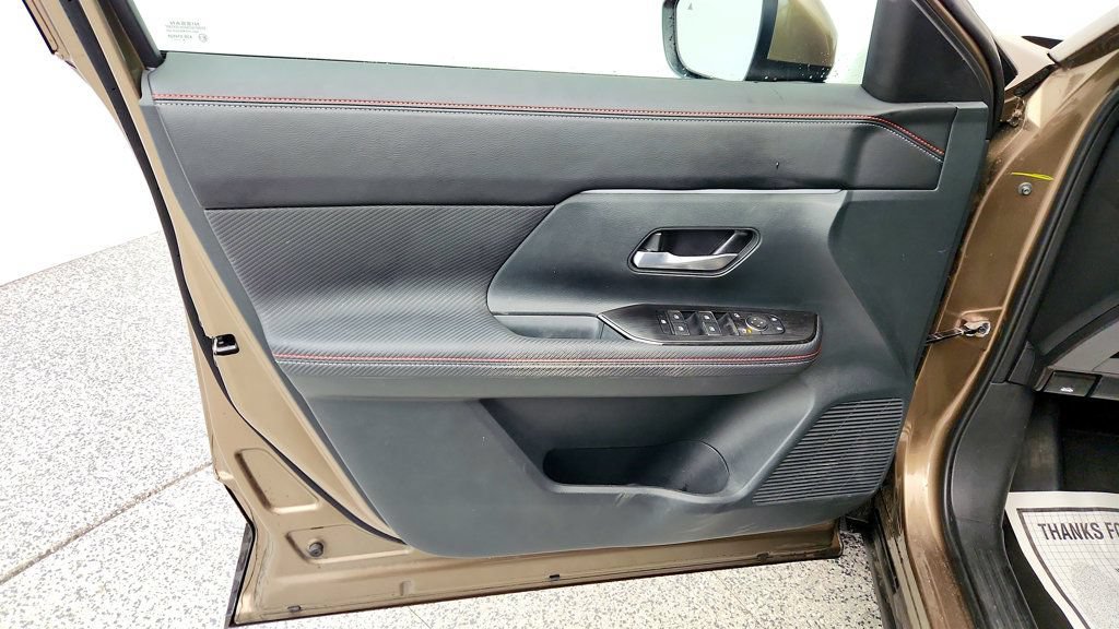 Used 2025 Nissan Kicks SR w/ SR Premium Package AWD/4WD image 11