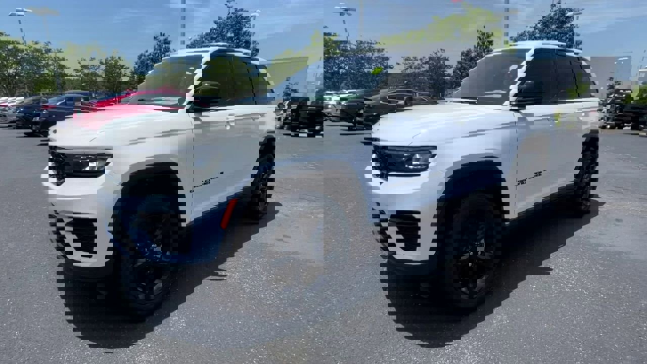 Used 2023 Jeep Grand Cherokee Altitude image 4