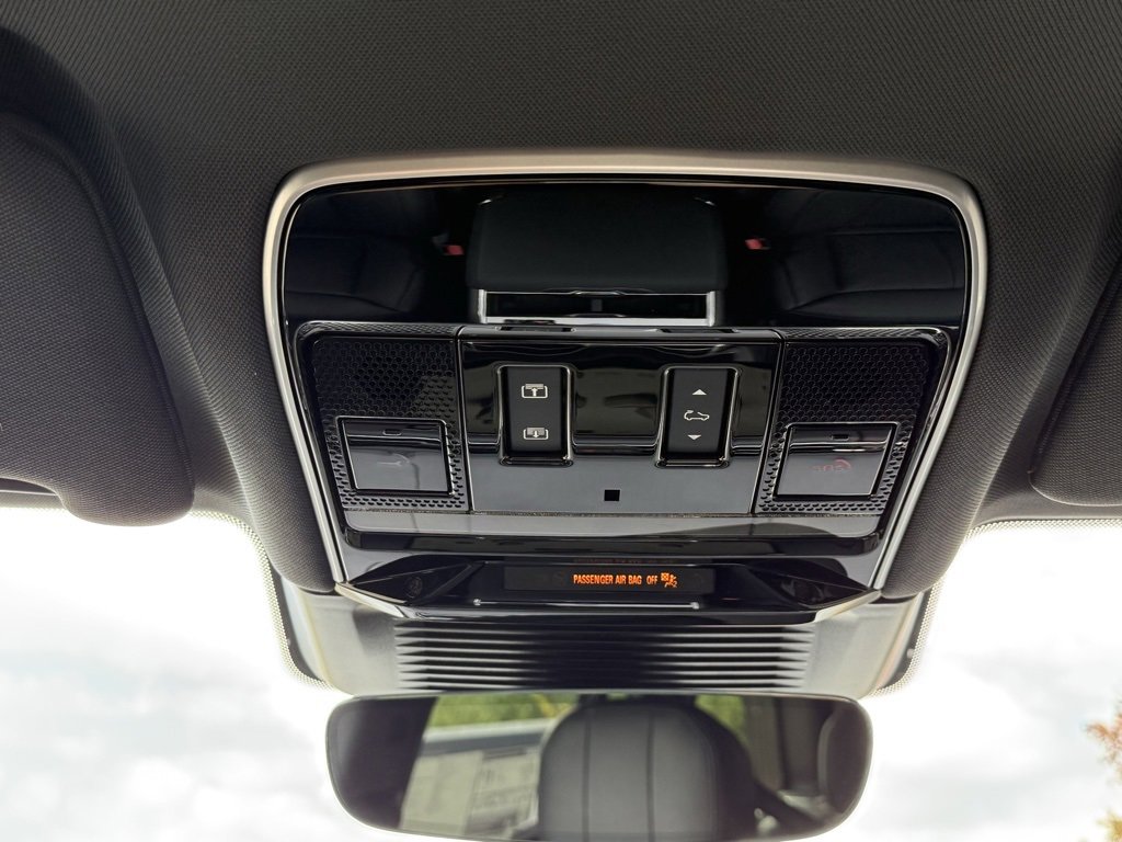 New 2025 Land Rover Range Rover SE image 29