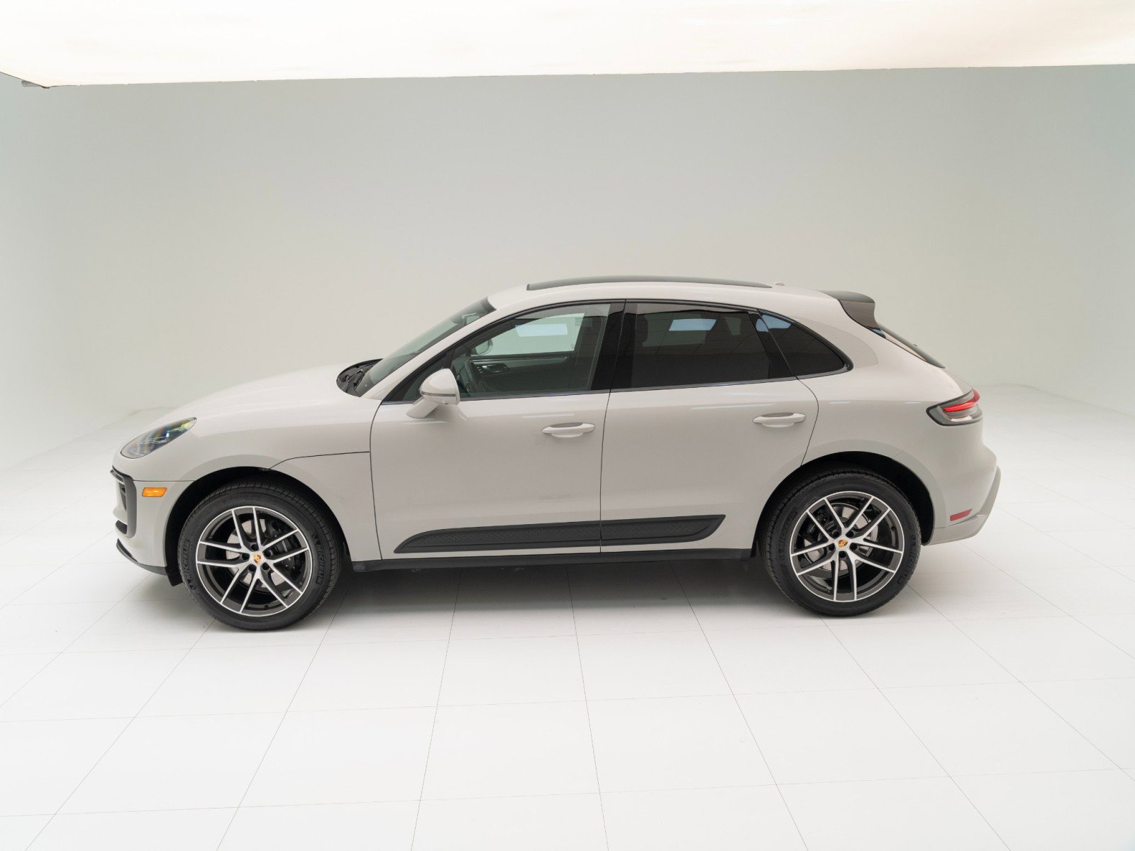 Certified 2025 Porsche Macan image 2