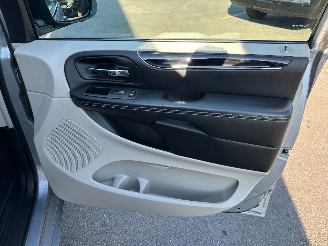 Used 2015 Chrysler Town & Country Limited image 28