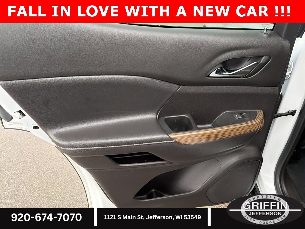 Used 2023 GMC Acadia SLE w/ Driver Convenience Package image 14