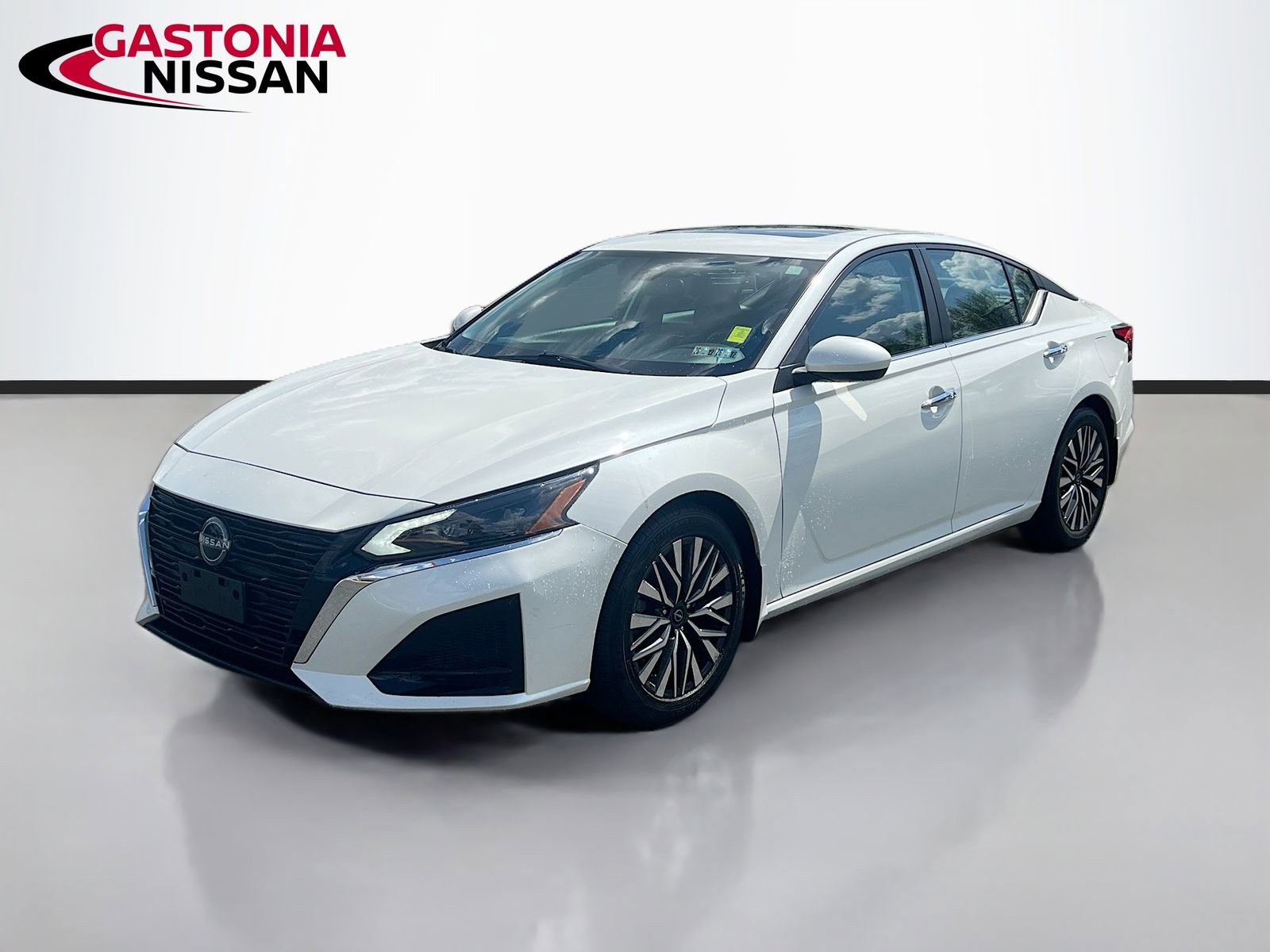 Used 2023 Nissan Altima 2.5 SV w/ SV Premium Package image 3