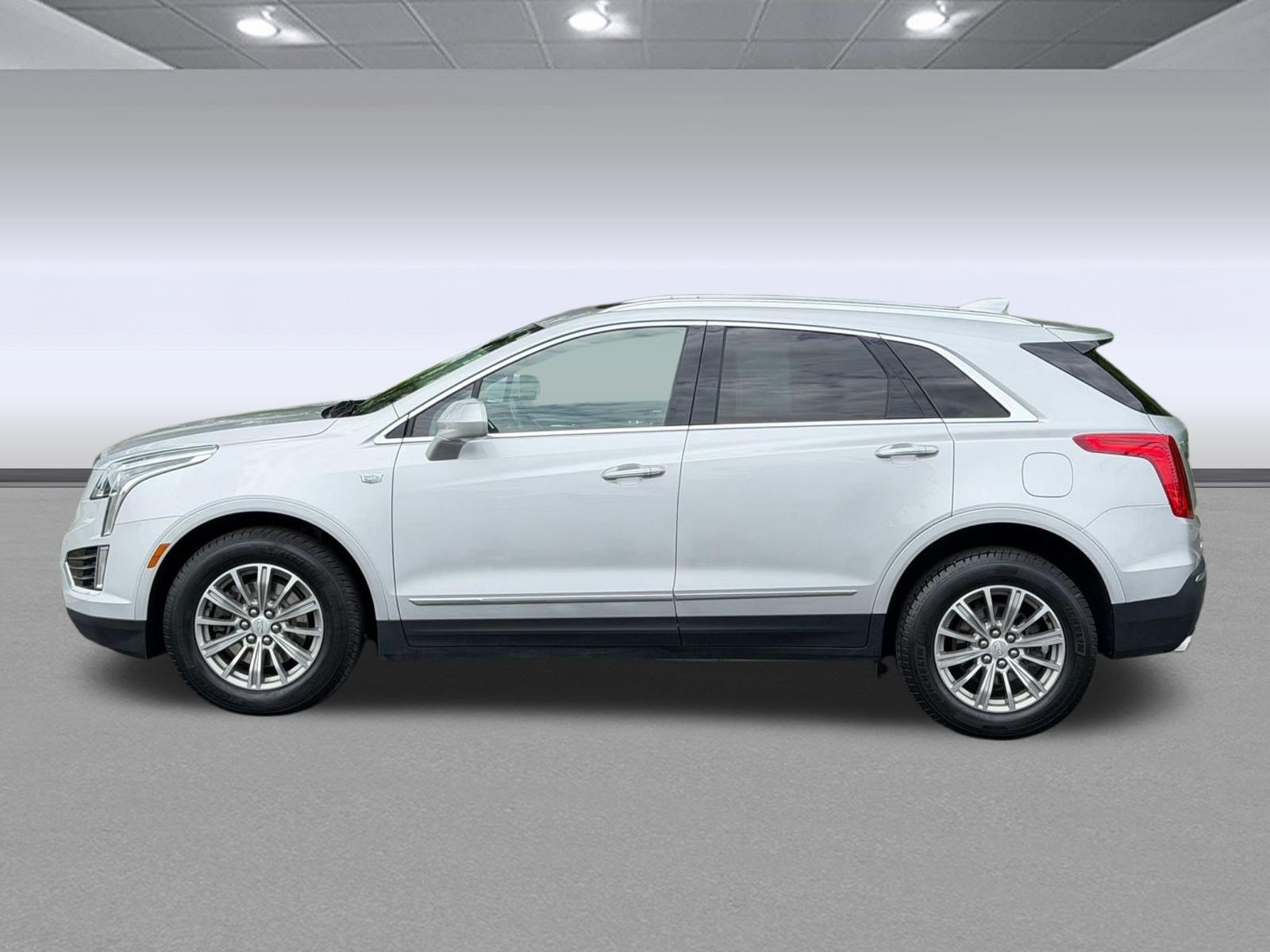 Used 2018 Cadillac XT5 Luxury w/ Driver Awareness Package AWD/4WD image 2