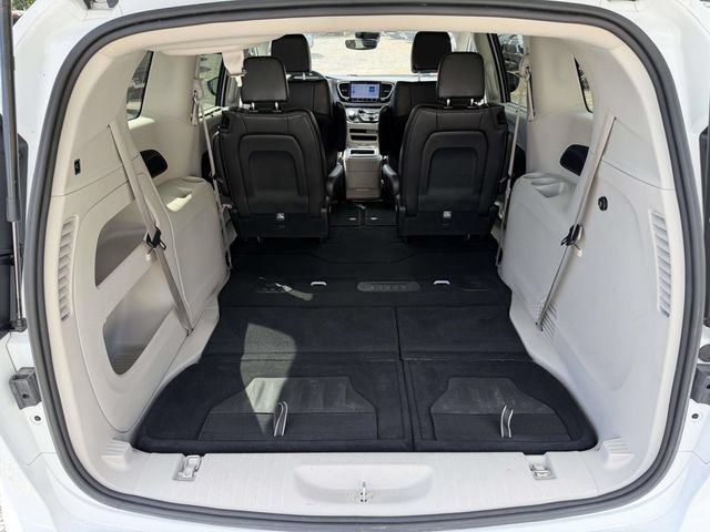 Used 2023 Chrysler Pacifica Touring-L FWD image 12