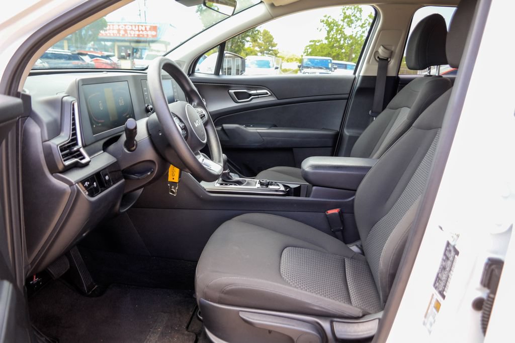 Used 2025 Kia Sportage LX FWD image 7