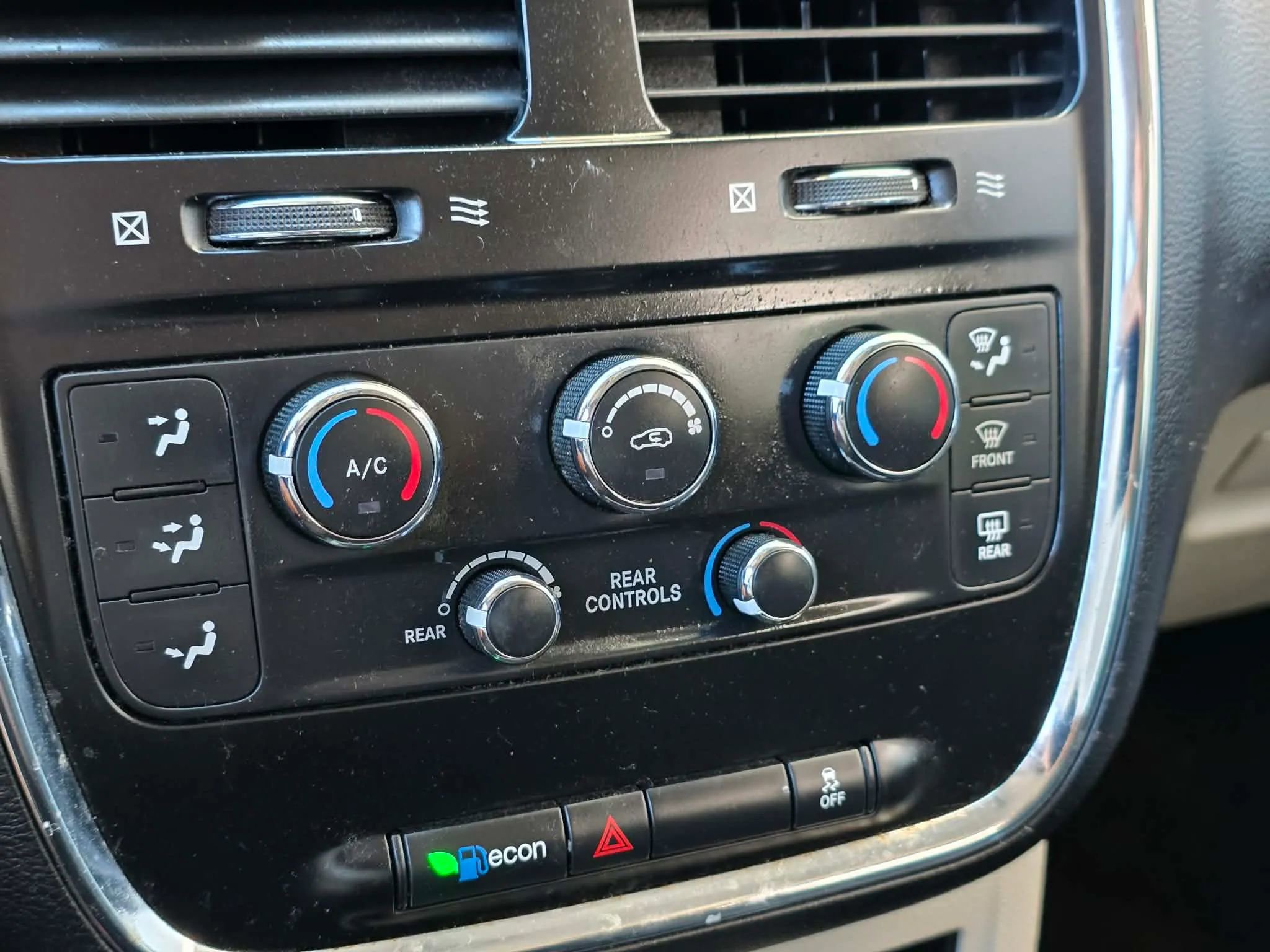 Used 2018 Dodge Grand Caravan SE image 27