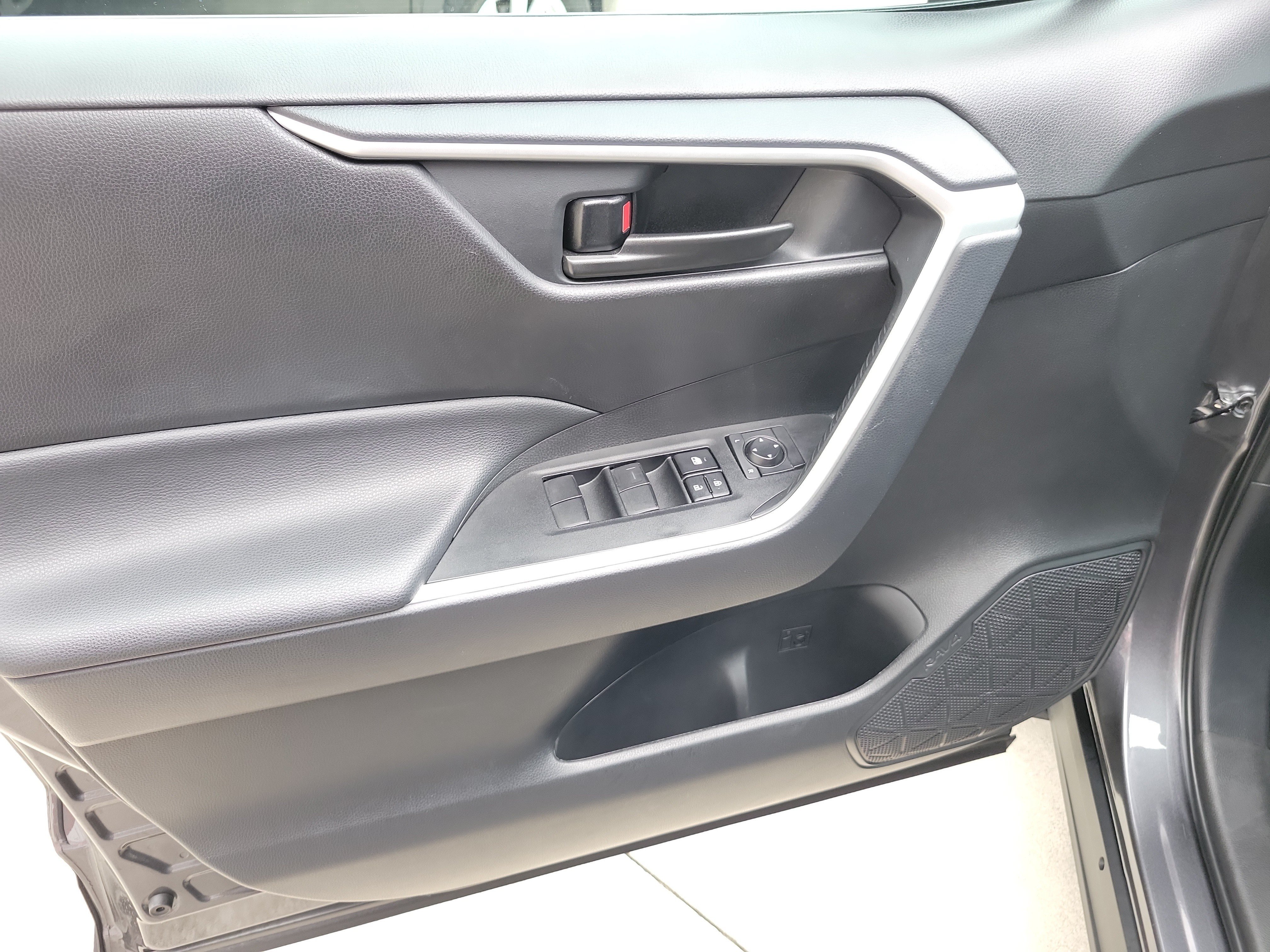 Certified 2025 Toyota RAV4 LE FWD image 20
